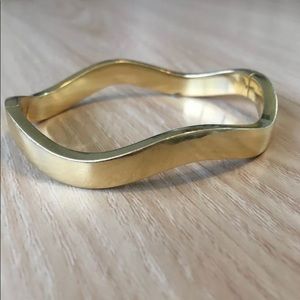 Tiffany 18K gold wave hinged bracelet